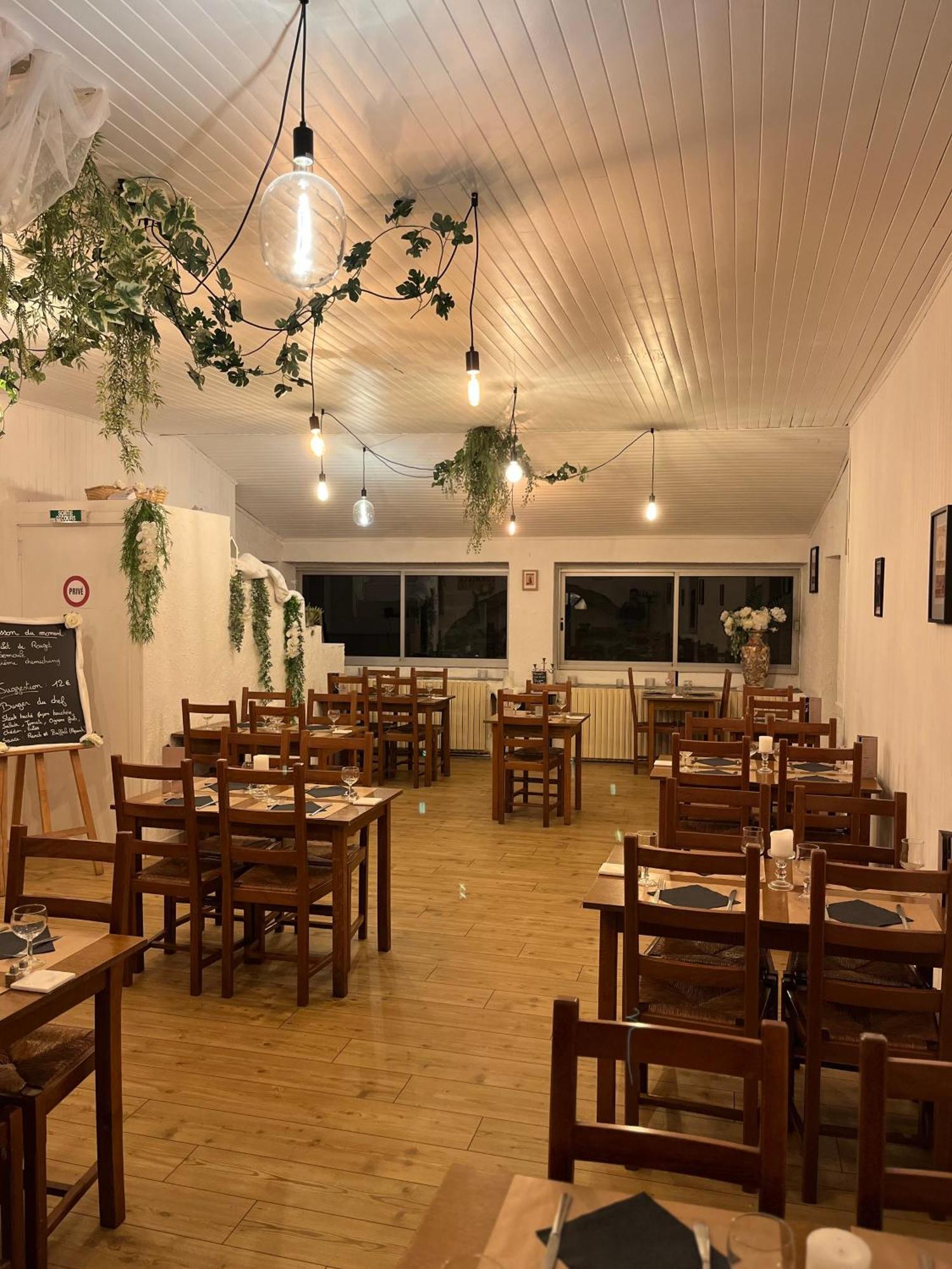 Cafe Du Commerce Genolhac Exteriör bild